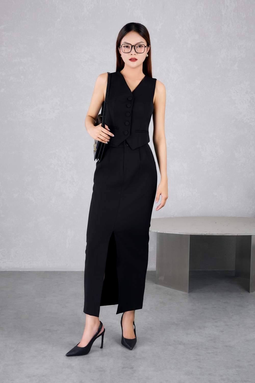 Chân váy xẻ tà trước