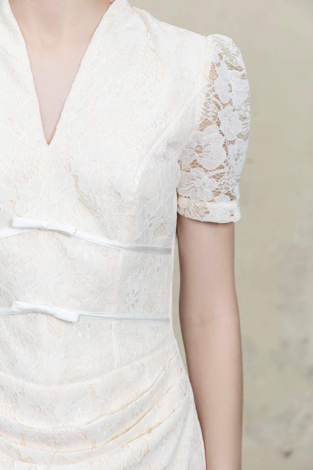Đầm ren hoa cổ V tay ren - Ảnh 3